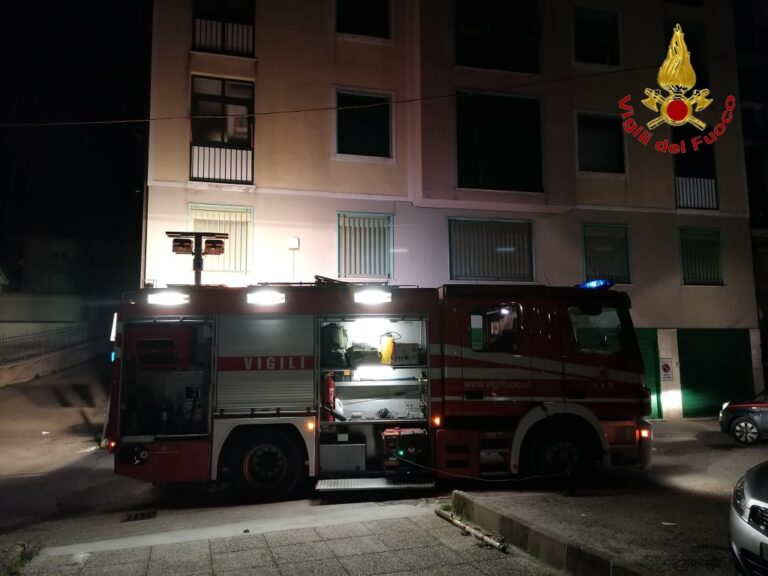 Solofra, va a fuoco un negozio: due ore per spegnere l’incendio