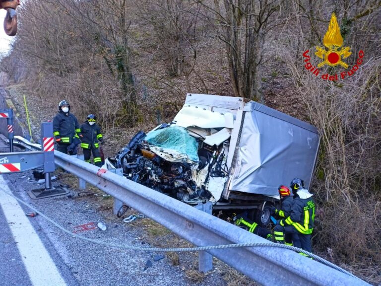 FOTO / Montemarano, incidente sull’Ofantina: tre persone in ospedale