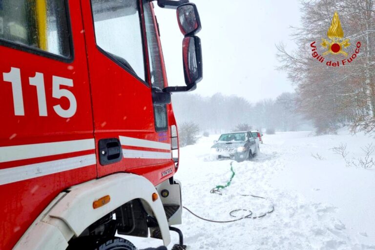 FOTO/ I Vigili del Fuoco di Avellino tra vento e neve: interventi in città e sul Laceno