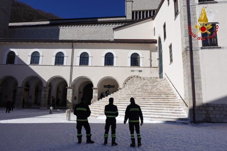 Candelora, Vigili del Fuoco presenti per rimuovere pezzi di ghiaccio pericolanti
