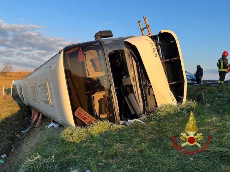 Bus si ribalta sull’A14, a bordo 50 ucraini in fuga dalla guerra