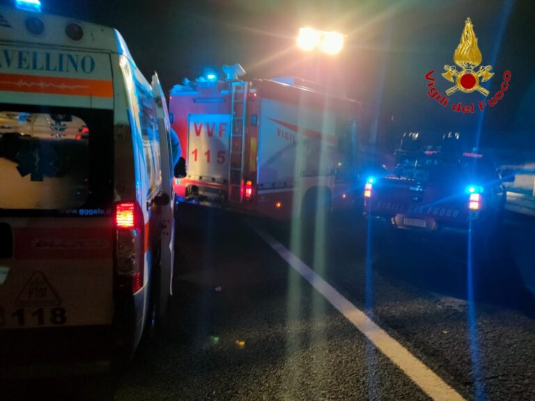 Doppio incidente sull’A16: più feriti e un morto
