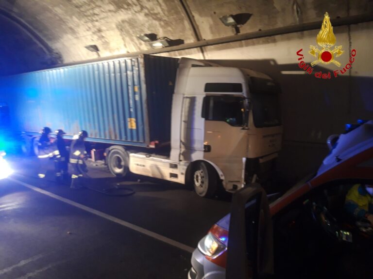 Notte di lavoro per i Vigili del Fuoco: doppio intervento per incidenti stradali