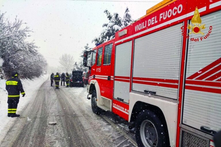 Neve, Avellino: Vigili del Fuoco impegnati in tutta l’Irpinia