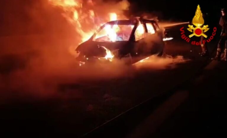 Autostrada A16, in fiamme un’auto: nessun ferito