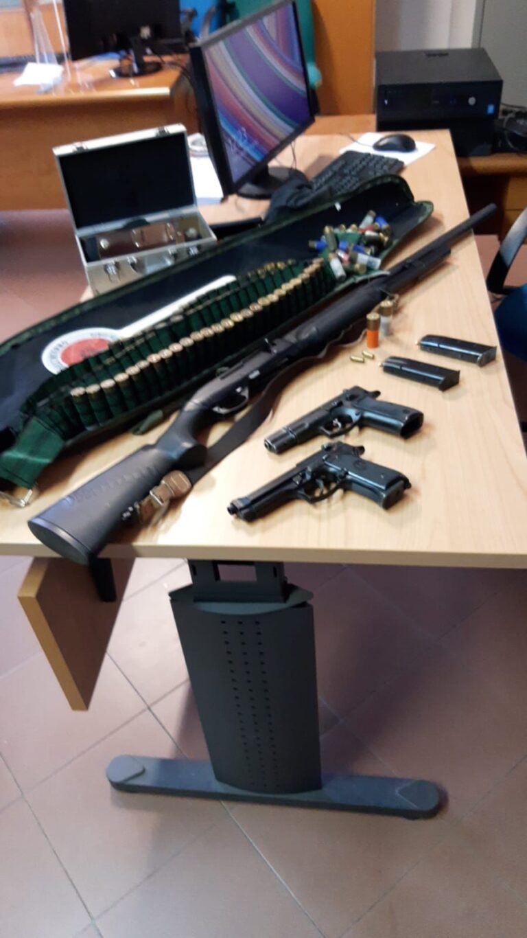 Possedeva arsenale d’armi clandestine: blitz della Polizia a Quindici