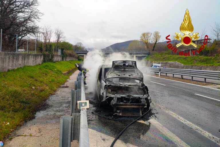 Auto in fiamme sull’A16 nel tratto di Mercogliano: illeso il conducente