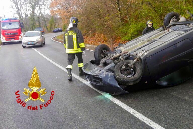 Frigento, auto sbanda e si ribalta: donna di 25 anni in ospedale