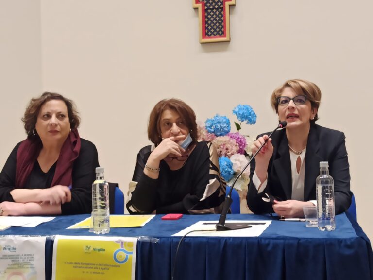 FOTO E VIDEO / “In Valle Caudina la camorra è molto più mafiosa e pericolosa di quanto si immagini”: Rosaria Capacchione parla ai giovani