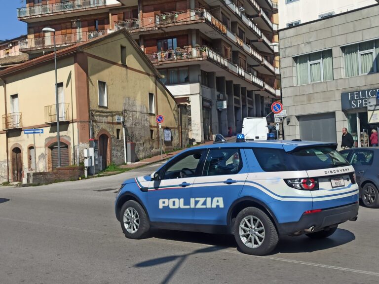 Colpi di pistola “a salve” e minacce ad un commerciante: daspo “Willy” per due giovani