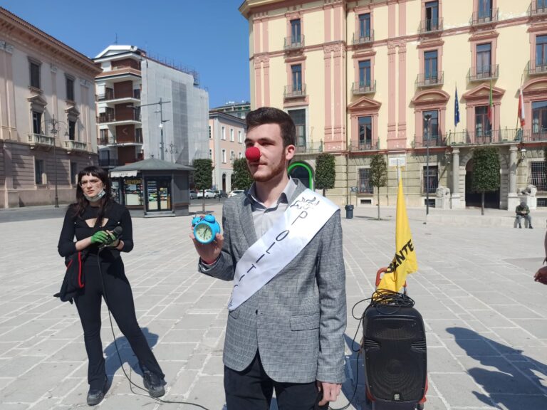 FOTO E VIDEO / Avellino inquinata, i giovani danno la sveglia: “Politici bugiardi e pagliacci, ora basta”