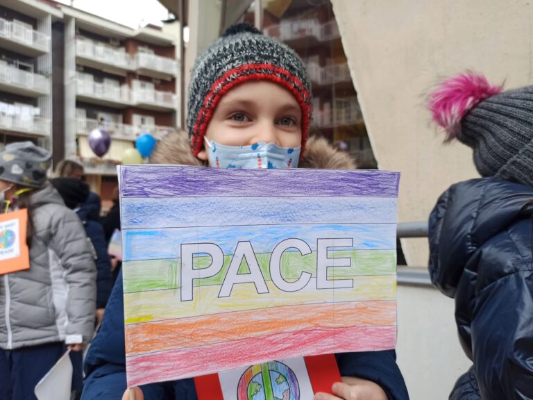 FOTO / “We want peace!”. Bambini e docenti del “Nobile” marciano per l’Ucraina