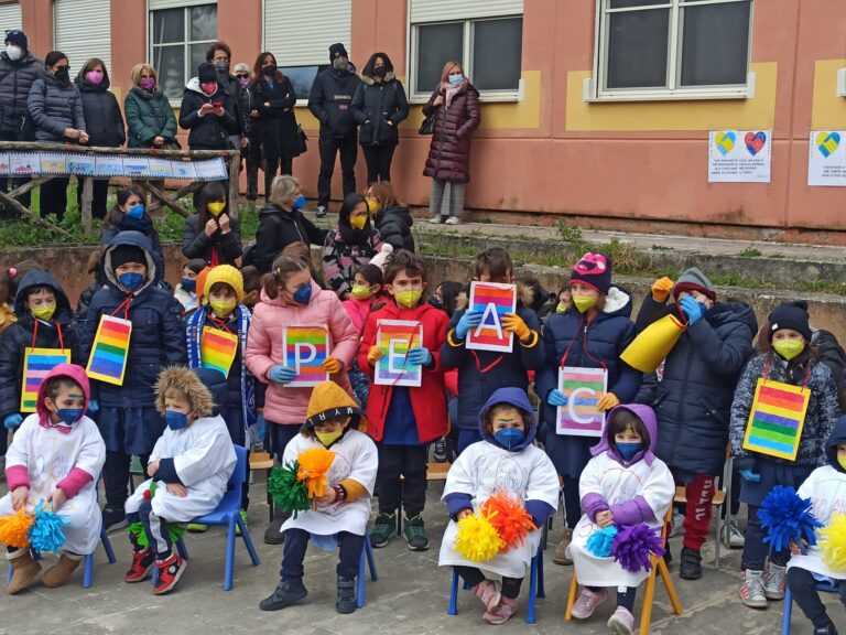 FOTO / I colori della pace a Rione Parco. I bambini “in aiuto” dei loro coetanei ucraini