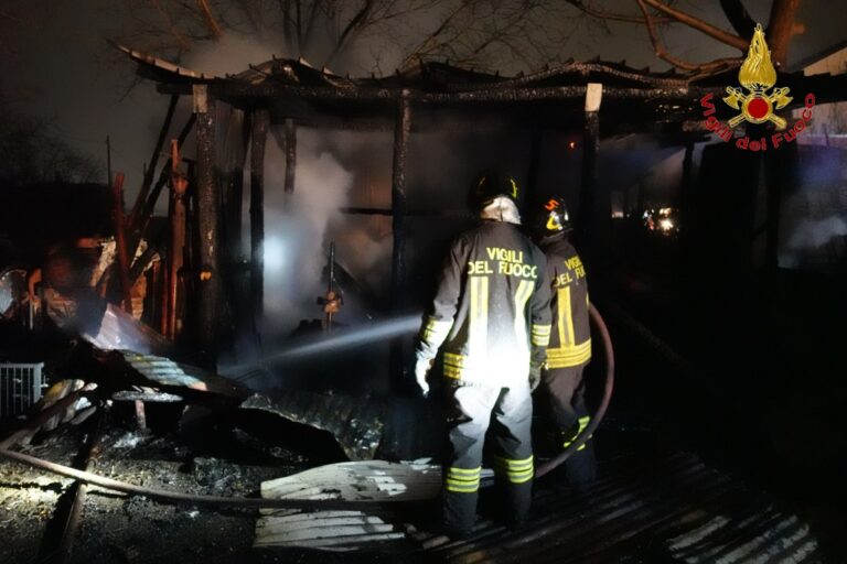 FOTO / Montoro: fiamme distruggono deposito di macchine agricole