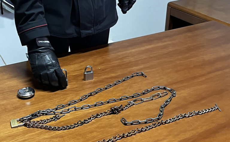 Orrore ad Aiello: figlia segregata in casa e legata con una catena. Arrestata la madre
