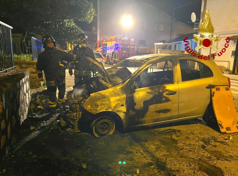 Forino, autovettura in fiamme
