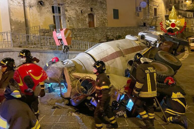 FOTO E VIDEO / Ariano Irpino: betoniera nella voragine “liberata” dopo sei ore