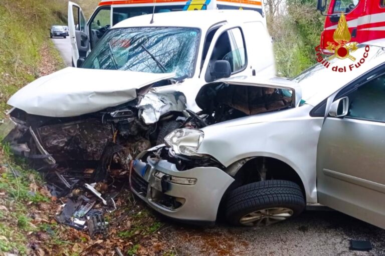 FOTO / Incidente a Chianche, due persone in ospedale