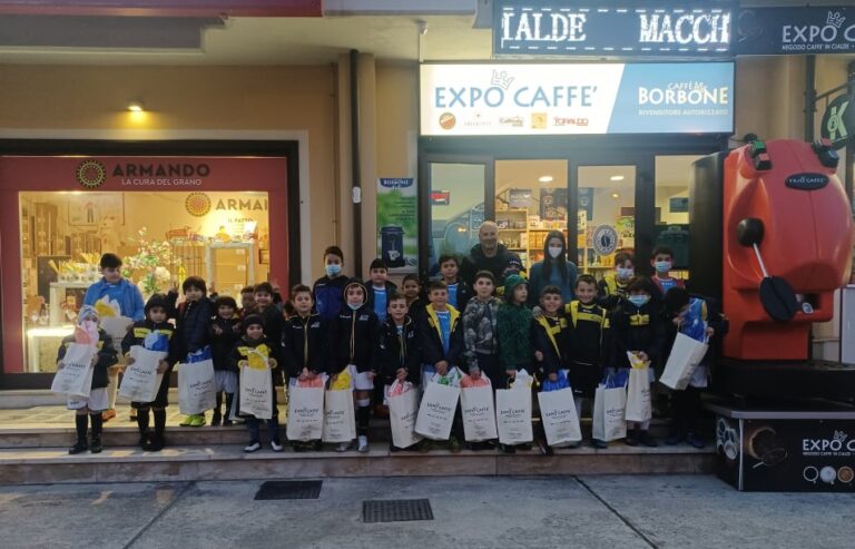 Grottaminarda, Expo caffè regala uova di Pasqua ai bimbi della scuola calcio  Azzurra