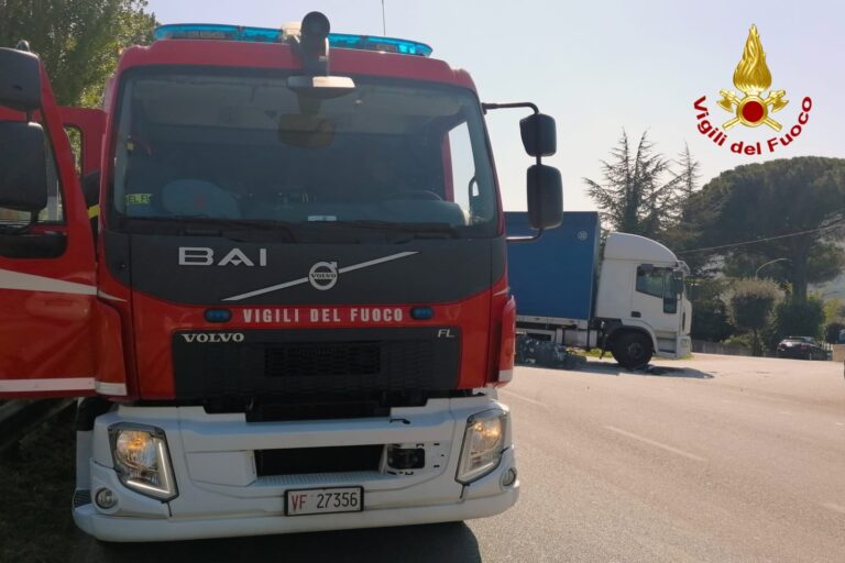 Montoro, incidente autocarro-moto sulla statale: centauro in ospedale