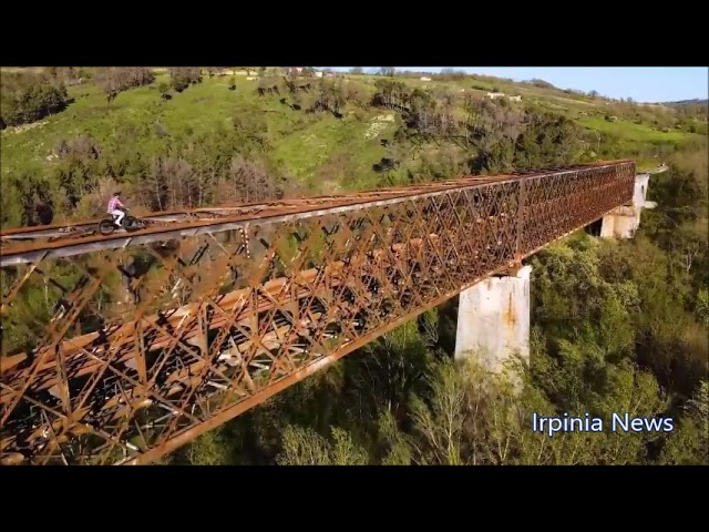 Il record di Brumotti a Lapio: attraversa il ponte Principe con la bici sulla trave più alta