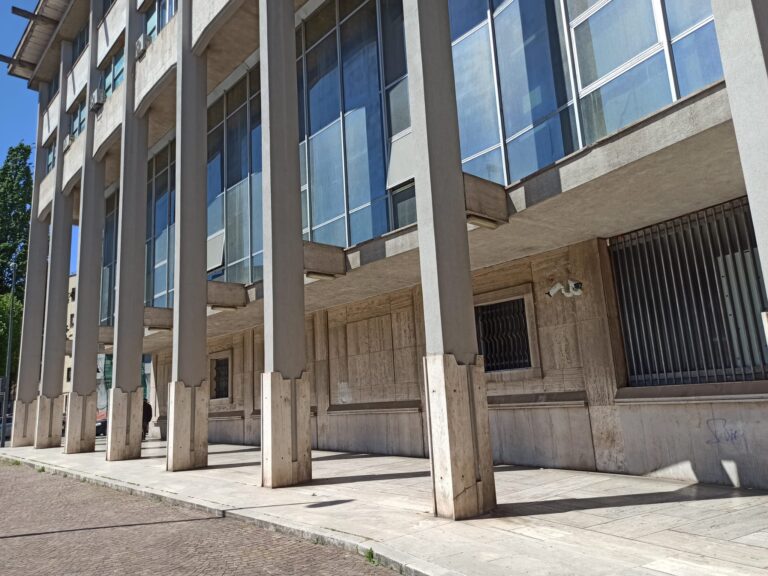 Stalking alla ex e ai suoi familiari: revocata la misura per un diciannovenne