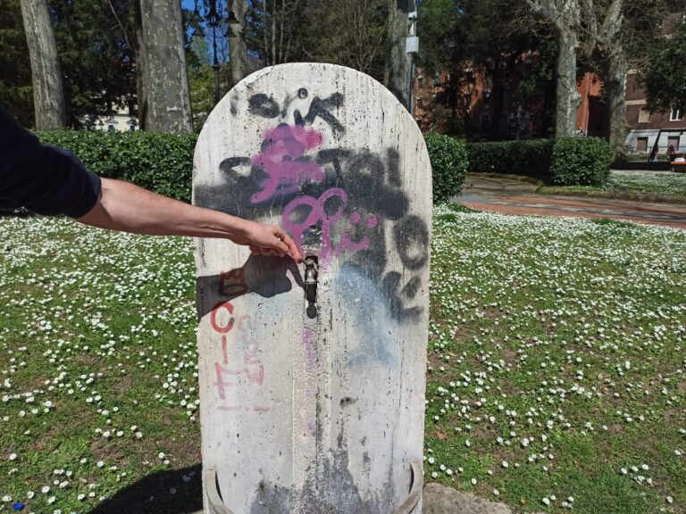 FOTO / Ville comunali in città, è qui il degrado. Vietato bere: non funzionano nemmeno le fontane