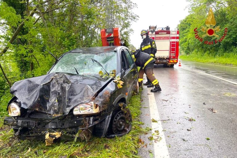 Auto finisce nel dirupo, anziani coniugi recuperati dai caschi rossi
