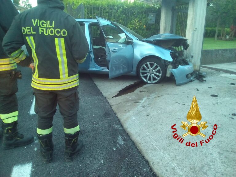 Incidente a Cesinali, giovane resta incastrato nell’auto