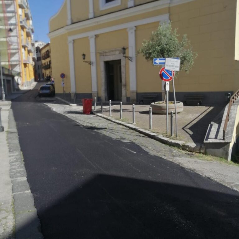 Asfalto al centro storico di Avellino, le associazioni: “Povera Santa Rita”