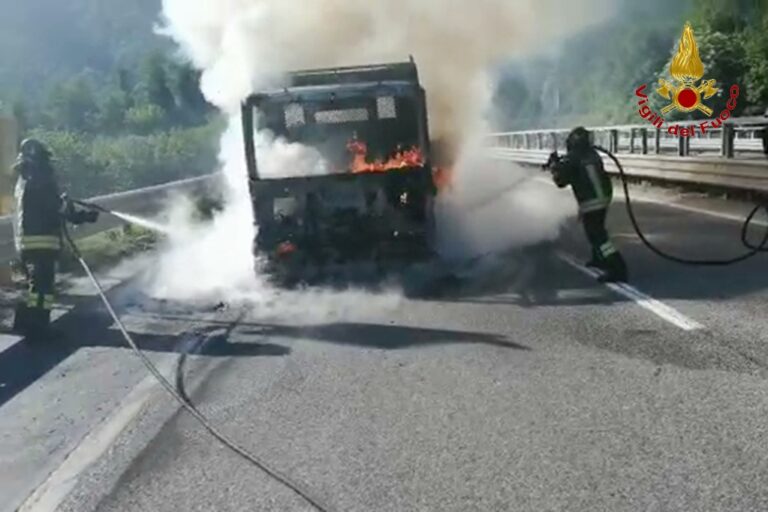 FOTO / Monteforte, paura in autostrada: autocarro in fiamme