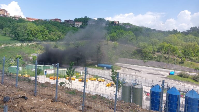 FOTO E VIDEO/ Autotreno in fiamme sotto la galleria di Montemiletto