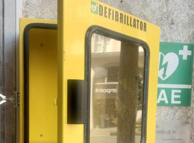 Degrado e inciviltà senza fine: vandalizzato il defibrillatore in memoria di Tulimiero