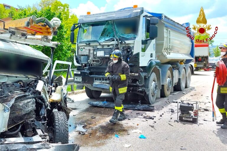 Scontro tra autocarro e Defender dell’Enel: in ospedale i due conducenti