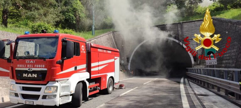 Autotreno in fiamme sotto galleria Montemiletto, autostrada ancora chiusa