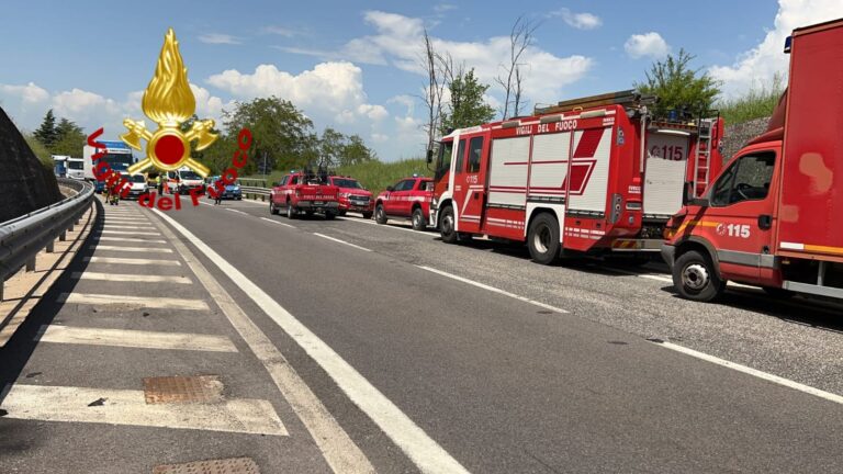 Tir in fiamme nella galleria: autostrada riaperta