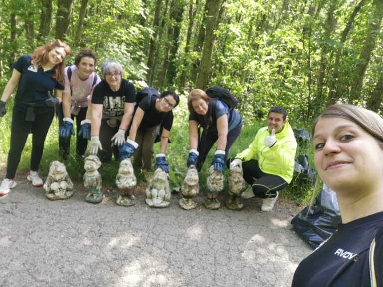 Mercogliano, anche i 7 nani tra i rifiuti raccolti nella giornata ecologica. D’Alessio: “Segnalare trasgressori”