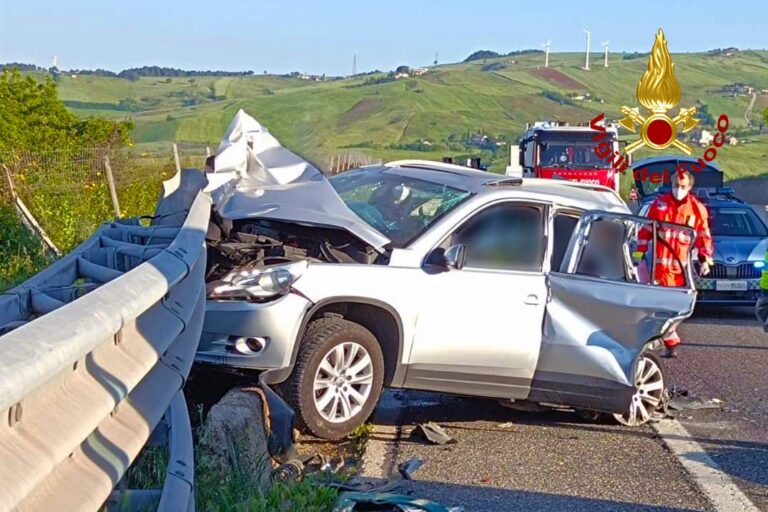 FOTO / Vallesaccarda, incidente sull’A16: muore 59enne