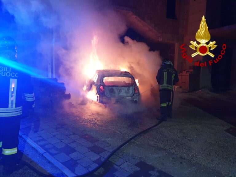 FOTO / Montefredane, auto in sosta prende fuoco