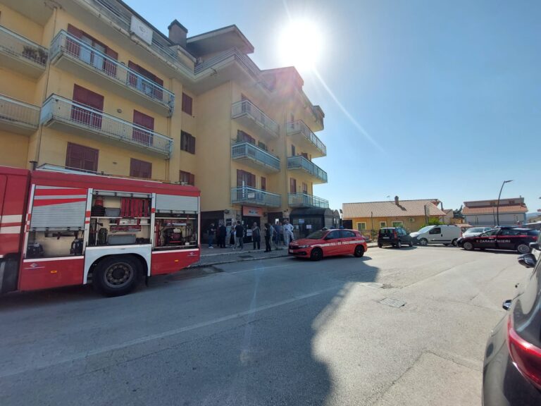 FOTO/ Paura a Montemiletto: appartamento in fiamme, evacuato il palazzo