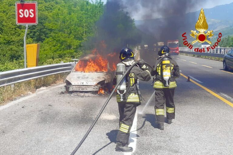 Auto in fiamme e incidente: doppio intervento dei caschi rossi su A16 e Raccordo Av-Sa