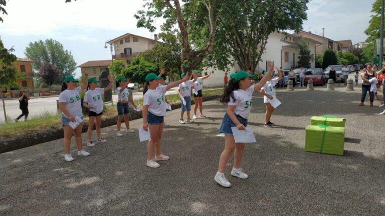 A Venticano un flash mob per salutare le maestre. Gli alunni della 5B: “Semplicemente ciao”