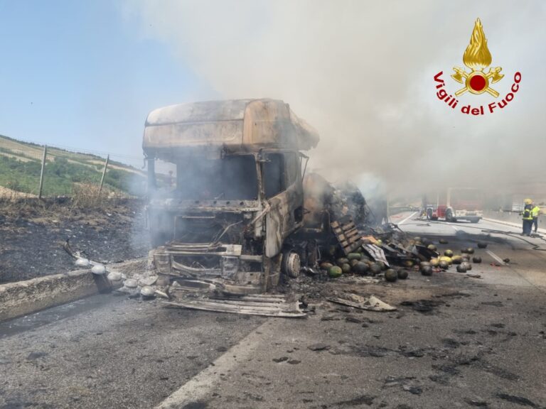 Camion carico di angurie in fiamme sull’A16: traffico in tilt