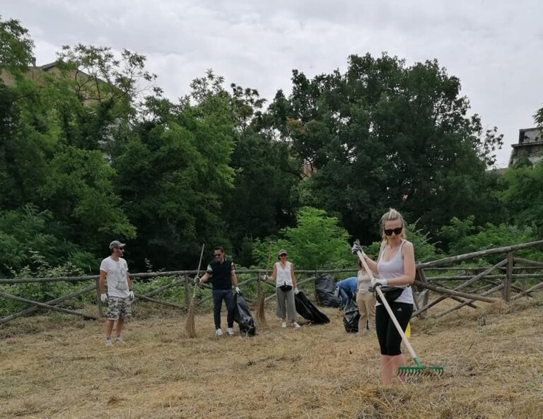 Grottaminarda, giornata ecologica spontanea. Spera: “Cittadini esempio d’amore per la città”