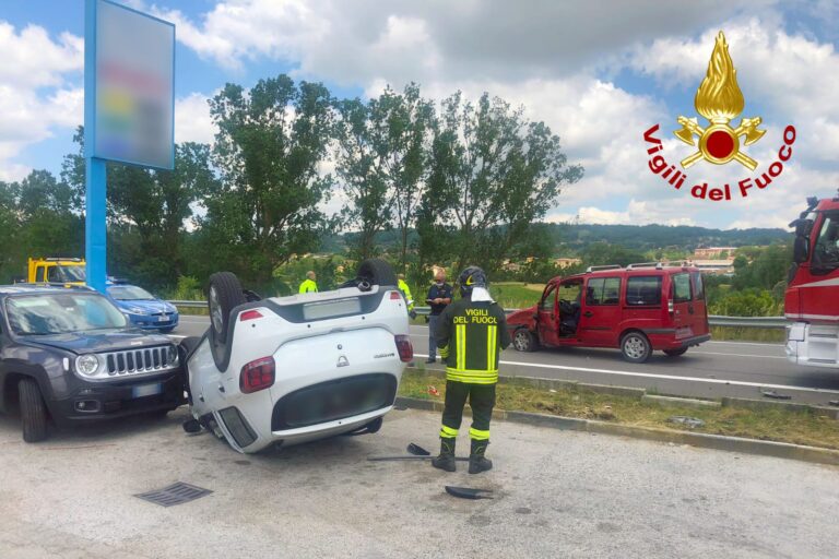 Incidente stradale in un distributore di carburante: in due trasportati in ospedale