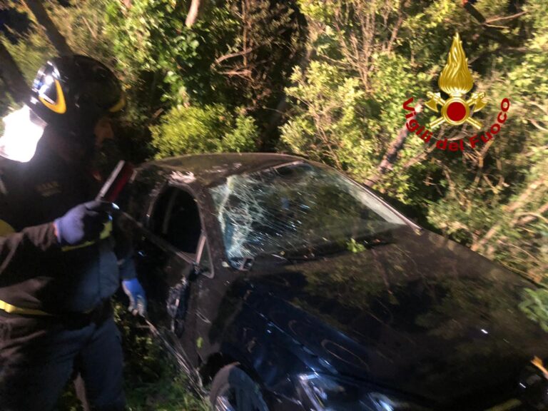 Sant’Angelo dei Lombardi, finisce con l’auto in una scarpata. 23enne in ospedale