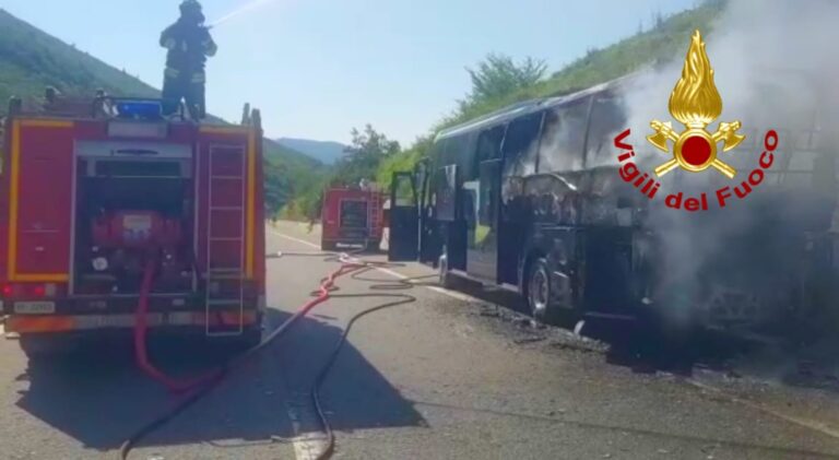 Pullman in fiamme sull’A16: chiuso tratto Avellino Ovest-Baiano