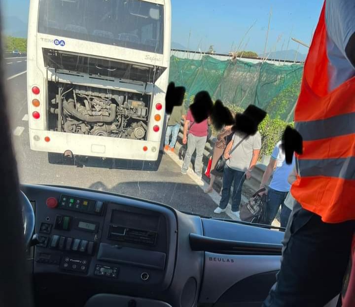 Guasti continui sui bus Air: “Fermi in autostrada rischiamo la vita” La protesta dei pendolari