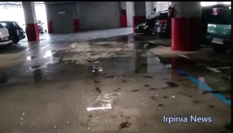 Avellino, allagato il parcheggio coperto del Moscati: disagi e proteste