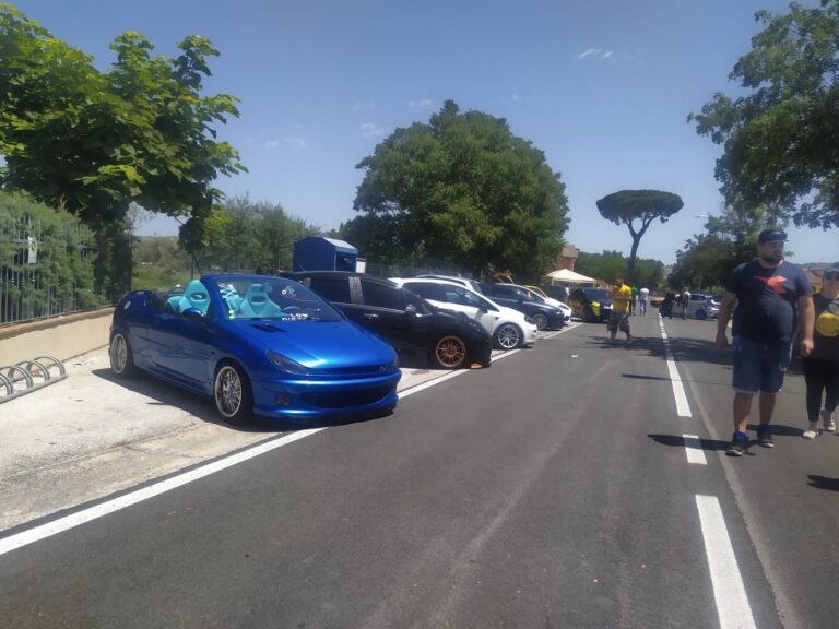 FOTO / Da tutta Italia a Castel del Lago: sfilano le auto basse e curiose